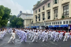 Người cao tuổi tham gia Ngày hội rèn luyện sức khỏe tại Hà Nội. (Ảnh: THÚY HÀ)
