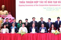 Các đại biểu chứng kiến lễ ký kết thỏa thuận hợp tác về đào tạo và cung ứng lao động.