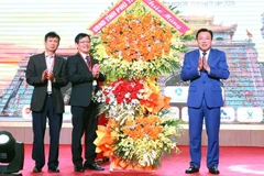 Phó Chủ tịch Ủy ban nhân dân tỉnh Phú Thọ Nguyễn Huy học tặng hoa chúc mừng Hội Hóa sinh y học Hà nội và các tỉnh phía bắc.