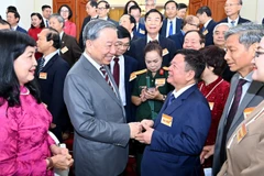 Tổng Bí thư Tô Lâm nói chuyện thân mật với các đại biểu trí thức, nhà khoa học, văn nghệ sĩ. (Ảnh: ĐĂNG KHOA)