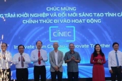 Đồng chí Bí thư Tỉnh ủy Cà Mau Nguyễn Hồ Hải (thứ ba, từ trái sang) và các đồng chí lãnh đạo tỉnh trong lễ khai trương Trung tâm Khởi nghiệp đổi mới sáng tạo của tỉnh tại phường Bạc Liêu. 