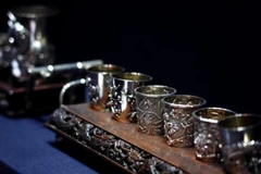 Bộ sưu tập đồ dùng pha trà bằng bạc do Trung Quốc sản xuất được trưng bày tại một triển lãm ở Bảo tàng Tây An (Trung Quốc) năm 2019. (Ảnh: Tân Hoa xã) 