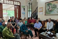 Đảng viên Chi bộ thôn Nà Ngần, xã Thượng Quan nghe, học tập nghị quyết qua kênh truyền hình của tỉnh. (Ảnh: VĂN TỐ)