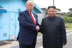Tổng thống Mỹ Donald Trump bắt tay nhà lãnh đạo Triều Tiên Kim Jong Un tại làng đình chiến Panmunjom, ngày 30/6/2019. (Ảnh: THX)