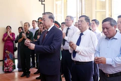 Tổng Bí thư Tô Lâm dâng hương Chủ tịch Hồ Chí Minh. (Ảnh: Thống Nhất/TTXVN) 