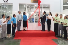 Thực hiện nghi thức gắn biển công trình đầu tư đổi mới công nghệ và tự động hóa dây chuyền sản xuất nước bình tại Nhà máy nước khoáng Thạch Bích.