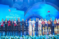 Các đại biểu và nghệ sĩ tại chương trình nghệ thuật “Thiêng liêng biển đảo Việt Nam”. (Ảnh SƠN HẢI)