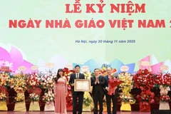 Thứ trưởng Hoàng Trung trao Bằng khen của Thủ tướng cho tập thể Bộ môn Công nghệ và Quản lý xây dựng, Khoa Công trình. 