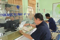 Người dân đến làm thủ tục hành chính tại điểm tiếp nhận xã Canh Vinh, tỉnh Gia Lai. (Ảnh: PHÚC THẮNG)