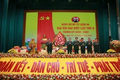 Thượng tướng Lê Huy Vịnh tặng hoa chúc mừng Đại hội Đại biểu Bộ Tư lệnh 86 nhiệm kỳ 2025-2030.