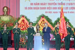 Tổng Bí thư Tô Lâm trao bức tượng Bác Hồ về thăm quê tặng Tổng cục Công nghiệp quốc phòng. (Ảnh: ĐĂNG KHOA)