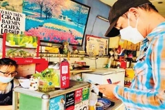 Các cửa hàng buôn bán nhỏ ở Thành phố Hồ Chí Minh đều áp dụng hình thức thanh toán không dùng tiền mặt.