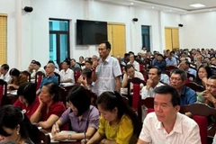 Bí thư chi bộ Tổ dân phố 14 (phường Mường Thanh cũ) thông tin nguyện vọng của nhân dân trên địa bàn.