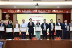 Bí thư Thành ủy Hà Nội Nguyễn Duy Ngọc tặng Bằng khen cho các tập thể có thành tích xuất sắc trong giải phóng mặt bằng đường Vành đai 1, đoạn Hoàng Cầu-Voi Phục.