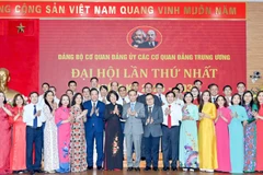 Đồng chí Lê Hoài Trung, Bí thư Trung ương Đảng, Chánh Văn phòng Trung ương Đảng với các đại biểu, đảng viên tại Đại hội cơ quan Đảng ủy các cơ quan Đảng Trung ương nhiệm kỳ 2025-2030. (Ảnh ĐĂNG KHOA)