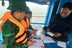 Tổ công tác Đồn Biên phòng Quỳnh Phương kiểm tra giấy tờ tàu đánh bắt hải sản trên vùng biển Nghệ An.