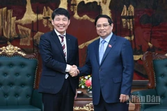 Thủ tướng Phạm Minh Chính và ông Yamamoto Ichita, Thống đốc tỉnh Gunma, Nhật Bản. (Ảnh: TRẦN HẢI)