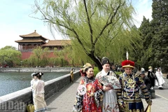 Du khách nước ngoài chụp ảnh với cổ trang tại Cố Cung-Tử Cấm Thành ở thành phố Bắc Kinh, Trung Quốc. (Ảnh: HỮU HƯNG)