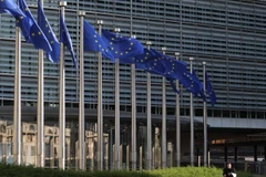 Cờ của Liên minh châu Âu tung bay tại trụ sở Ủy ban châu Âu ở Brussels, Bỉ. (Ảnh: Xinhua)