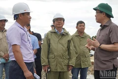 Chủ tịch Ủy ban nhân dân tỉnh Quảng Ngãi Nguyễn Hoàng Giang kiểm tra công tác ứng phó bão số 10 (Bualoi) tại dự án nâng cấp, mở rộng khu neo đậu tránh trú bão kết hợp cảng cá Tịnh Hòa.