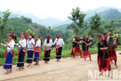 Phụ nữ người người Co huyện Trà Bồng trình diễn nghệ thuật múa Cà Đáo.