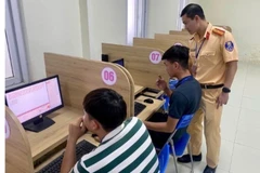 Thí sinh tham gia phần thi lý thuyết trên máy tính mô phỏng các tình huống giao thông.