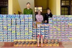 Hai người phụ nữ cùng số pháo nổ bị thu giữ.