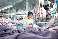 Công nhân đang làm việc tại một doanh nghiệp may mặc ở huyện Xương Lê, tỉnh Hà Bắc, Trung Quốc. (Ảnh: Tân Hoa xã)