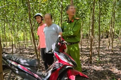 Công an xã Xuân Lộc bắt giữ nghi can cướp vé số.
