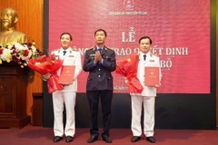 Phó Viện trưởng Viện Kiểm sát nhân dân tối cao Nguyễn Duy Giảng trao quyết định và tặng hoa chúc mừng tân Viện trưởng Viện Kiểm sát nhân dân thành phố Huế Nguyễn Tiến Hùng (bìa trái) và Phó Viện trưởng Viện Kiểm sát nhân dân thành phố Huế Nguyễn Trường (phải).