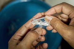 Công nhân chế tác sản phẩm trang sức bạc tại một xưởng ở Kotagede, Yogyakarta, Indonesia. (Ảnh: Xinhua)