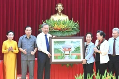 Tổng Bí thư Tô Lâm trao quà tặng Hội Khuyến học Việt Nam. (Ảnh: ĐĂNG KHOA)