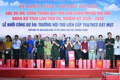 Thủ tướng Chính phủ Phạm Minh Chính tặng quà cho các hộ dân có hoàn cảnh khó khăn trên địa bàn 2 xã Yên Nhân và Bát Mọt tại lễ khánh thành. (Ảnh: TRẦN HẢI)