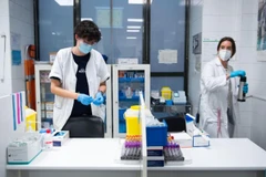 Nhân viên y tế làm việc tại một phòng khám ở Madrid, Tây Ban Nha. (Ảnh: Tân Hoa xã)