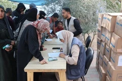 Người dân Gaza nhận hàng cứu trợ nhân đạo. (Ảnh: UN NEWS)