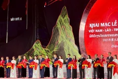 Các đồng chí lãnh đạo tỉnh Điện Biên và Trưởng các đoàn đại biểu cắt băng khai mạc Lễ hội ném còn ba nước Việt Nam-Lào- Trung Quốc, lần thứ 9 được tổ chức tại tỉnh Điện Biên.