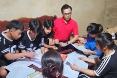 Thầy giáo Nguyễn Mạnh Tuân dạy học cho học sinh Trường trung học phổ thông Tuần Giáo, tỉnh Điện Biên.
