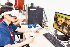 Sinh viên Đại học Bách khoa tham gia lớp học thực tế ảo demo. (Ảnh TRƯƠNG HƯƠNG)