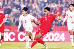 Nguyễn Xuân Son (12), cầu thủ nhập tịch đã để lại nhiều dấu ấn thi đấu tại đội tuyển Việt Nam.