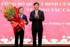 Bí thư Thành ủy Hà Nội Nguyễn Duy Ngọc chúc mừng đồng chí Vũ Đại Thắng.