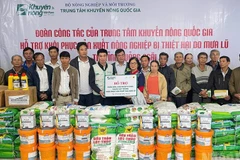 Trung tâm Khuyến nông quốc gia hỗ trợ nông dân tỉnh Quảng Ngãi phân bón, chế phẩm vi sinh, thuốc sát trùng để khôi phục sản xuất sau bão lũ.