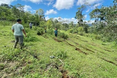 Các lực lượng kiểm tra những vết nứt mới xuất hiện . (Ảnh: PARAI)