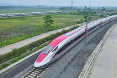 Bức ảnh chụp ngày 9/11/2022 cho thấy một đoàn tàu đang chạy thử nghiệm trên đoạn đường thử của tuyến đường sắt cao tốc Jakarta-Bandung ở Bandung, Indonesia. (Ảnh: Xinhua)