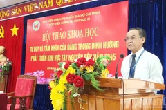 Phó Giáo sư, Tiến sĩ Nguyễn Ngọc Hòa, Phó Giám đốc Học viện Chính trị khu vực III phát biểu đề dẫn Hội thảo. (Ảnh: ĐÌNH TĂNG)
