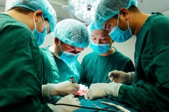 Các bác sĩ đang thực hiện ca phẫu thuật.