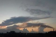 Thực trạng ô nhiễm môi trường đáng báo động tại Khu công nghiệp Liên Chiểu, các nhà máy sản xuất xả khói bụi ra môi trường và chậm thực thi các giải pháp bảo vệ môi trường.