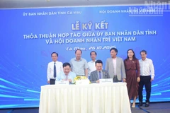 Đồng chí Bí thư Tỉnh ủy và các Phó Bí thư Tỉnh ủy Cà Mau chứng kiến lễ ký kết thỏa thuận hợp tác giữa Ủy ban nhân dân tỉnh và Hội Doanh nhân trẻ Việt Nam. (Ảnh: TRỌNG DUY)