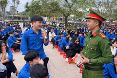 Tuyên truyền pháp luật cho học sinh Trường trung học phổ thông Lê Lợi, xã Tân Phú, tỉnh Nghệ An. (Ảnh: CÔNG AN NGHỆ AN)