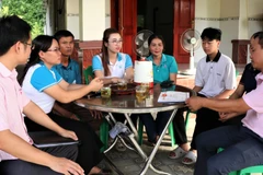 Đại diện Ngân hàng Chính sách xã hội và các tổ ủy thác, tổ tiết kiệm vay vốn truyền thông gói tín dụng ưu đãi mới đến người dân .