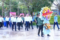 Tổng Bí thư Tô Lâm cùng các đồng chí lãnh đạo Đảng, Nhà nước và các đại biểu về dâng hoa, dâng hương tưởng niệm Chủ tịch Hồ Chí Minh.